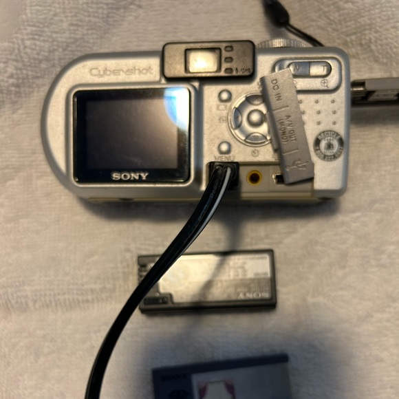 Sony DSCP8 Cyber-shot 3.2MP Digital Camera w/ 3x Optical Zoom - Picture 9 of 13